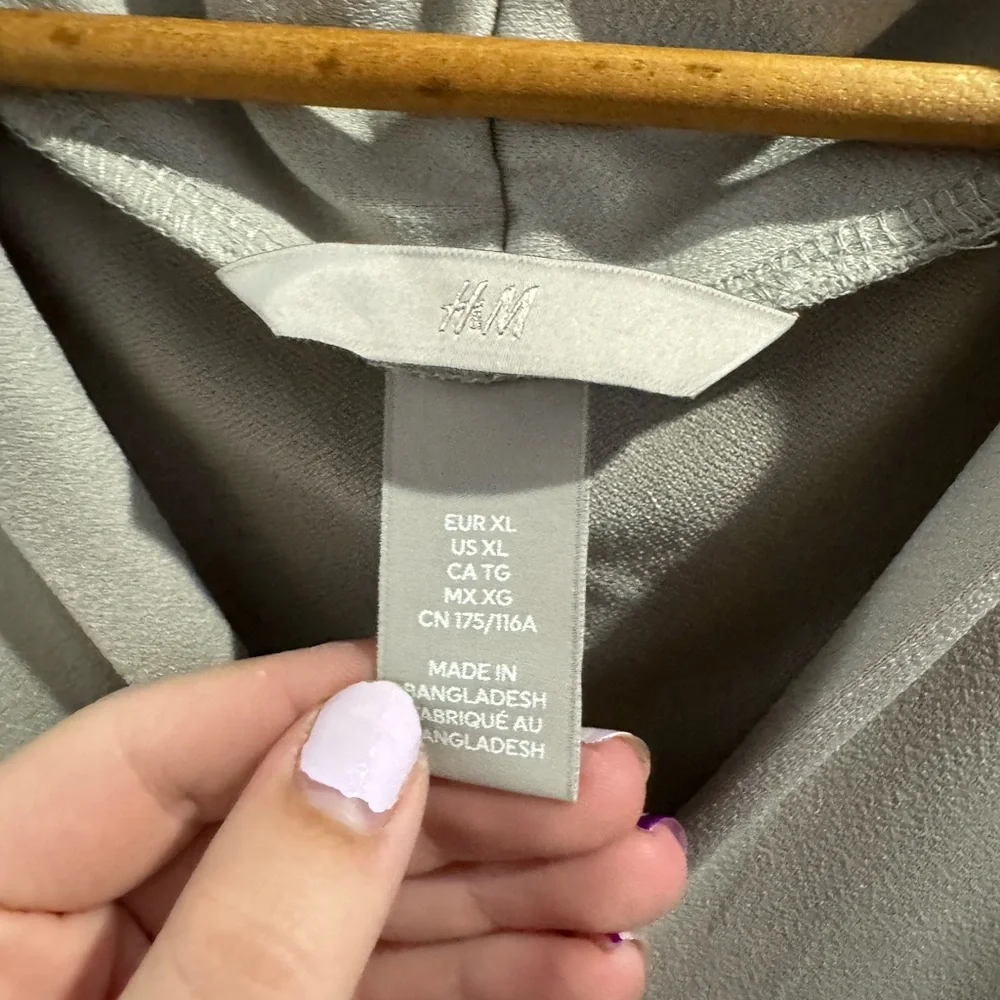 🦋H&M blouse🦋 - Picture 2 of 2